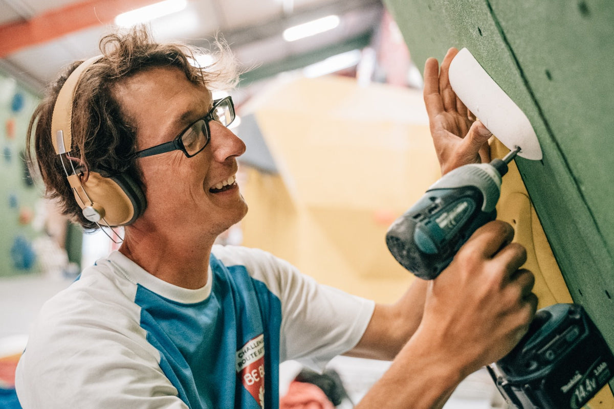Comment fixer ses prises d’escalade — guide complet (bois, béton, panneaux)